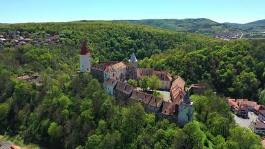 空中视图<strong>城堡</strong>冷冻液捷克共和国欧洲著名的捷克中世纪的<strong>城堡</strong>冷冻液中央捷克共和国冷冻液<strong>城堡</strong>中世纪的皇家<strong>城堡</strong>中央波西米亚czechia